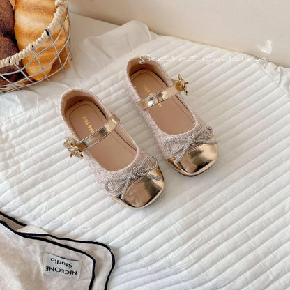 Los zapatos de cuero para niñas son versátiles y elegantes. Zapatos de tacón bajo para niña, con diseño brillante y forma de lazo, para otoño e invierno.