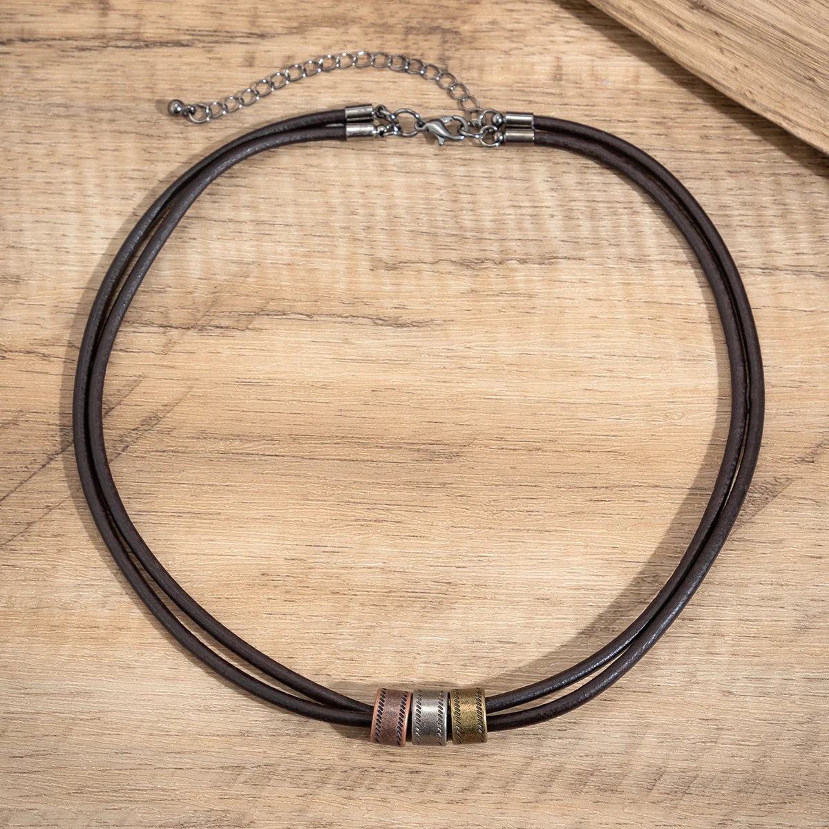 Gargantilla vintage de cuero sintético con cuentas de metal para hombre, collar moderno para el cuello, accesorios 2023, joyería de moda, regalo para hombre