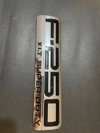 3 EMBLEMAS DE INSIGNIA IZQUIERDA/DERECHA PARA GUARDABARROS F250 SUPER DUTY XLT 05-07 NEGRO/ROJO/CROMADO