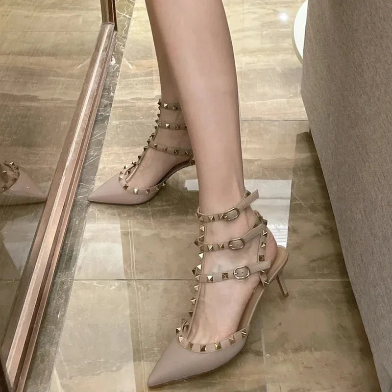 Sandalias Baotou de verano para mujer, con punta puntiaguda, remaches de boca baja, corte A, tacones altos antideslizantes y resistentes al desgaste.
